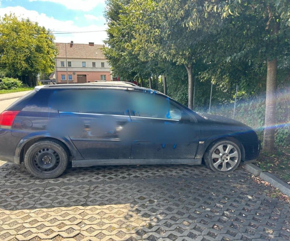 Pobazgrał sprayem samochód