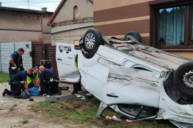 Dachował, a potem groził policjantom zapalniczką. Finał pościgu za 43-latkiem w powiecie górowskim [ZDJĘCIA]