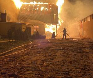 Pożar stadniny pod Bydgoszczą! Na miejscu blisko 80 strażaków [ZDJĘCIA]