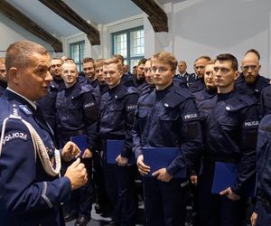 Nowi policjanci wypowiedzieli słowa przysięgi. Na Warmii i Mazurach rekrutacja wciąż trwa [ZDJĘCIA]