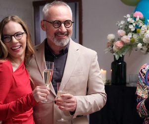 M jak miłość odc. 1872. Sylwia (Hanna Turnau), Adam Werner (Jacek Kopczyński), pani Ola (Ewa Kolasińska)