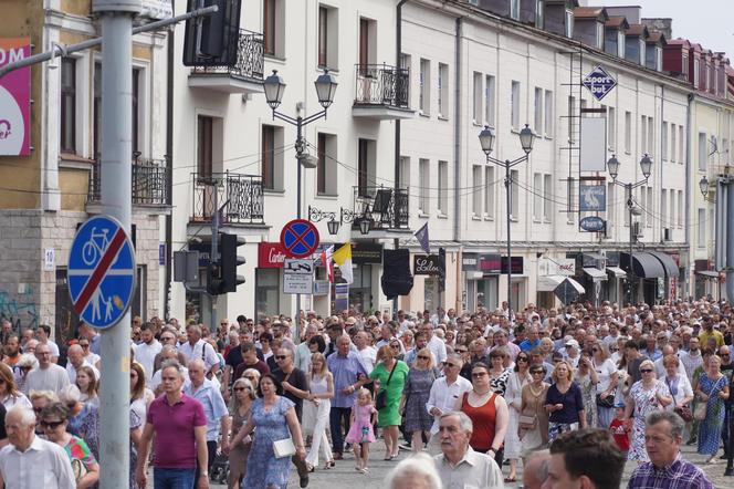 Boże Ciało 2024. Tłumy wiernych przeszły w procesji ulicami Białegostoku