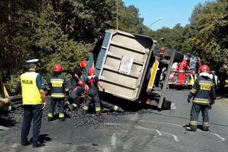 Tragiczny wypadek w Tychach. Ciężarówka z węglem przewróciła się na samochód osobowy. Jedna osoba nie żyje [ZDJĘCIA]