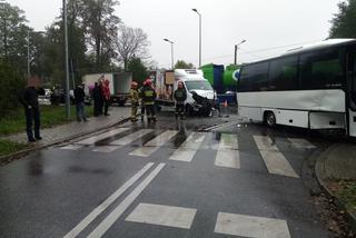Zderzenie busa z samochodem dostawczym w Nowych Żukowicach