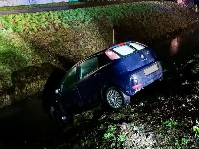 Samochód wpadł do rzeki. Pilna akcja strażaków pod Warszawą 