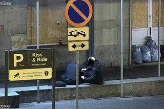 Poznań: Pijany mężczyzna siedział na murku. Zrobili mu coś strasznego