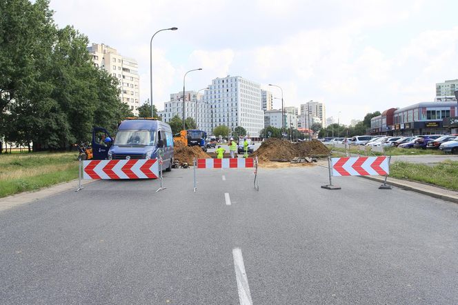 Paraliż w Warszawie. Awaria wodociągowa zarwała jezdnię al. Wilanowskiej
