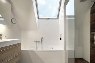 Biała łazienka pod skosami