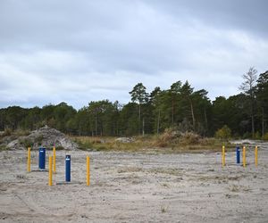 iebrowo, 15.10.2025. Premier RP Donald Tusk podczas wizyty na miejscu planowanej budowy pierwszej polskiej elektrowni jądrowej Lubiatowo – Kopalino w Biebrowie (woj. pomorskie)