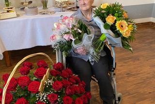 Seniorka pokonała koronawirusa, a teraz świętuje setne urodziny. Piękny jubileusz pani Agnieszki! [ZDJĘCIA]