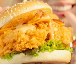 Świąteczny prezent, na który czekali fani kurczaka, już jest! W aplikacji KFC właśnie wystartował Kalendarz Grudniowych Okazji 