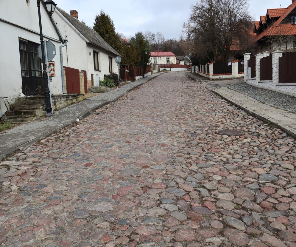 Brukowana ulica Lubelska w Janowcu 