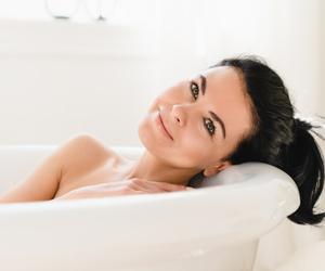 Pielęgnacja skóry pod prysznicem i w wannie. Ujędrniaj, masuj i baw się podczas kąpieli 