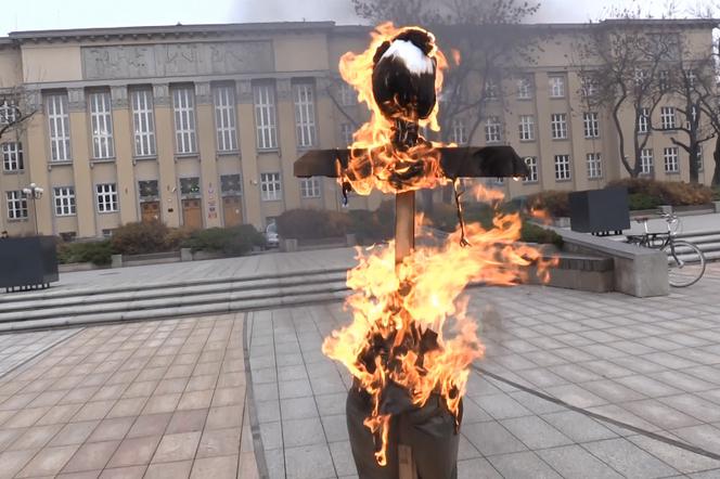 Spalili kukłę na placu Dąbrowskiego