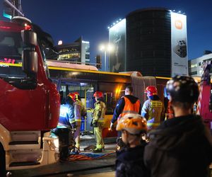 Wypadek z udziałem autobusu i ciężarówki w Warszawie (23.10.2025)