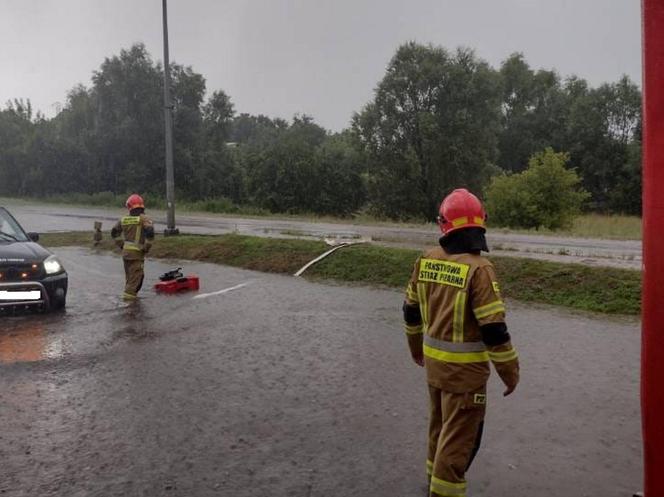 Nawałnice i burze w Świętokrzyskiem. Ponad 200 interwencji strażaków. Droga w Ćmielowie całkowicie zniszczona [ZDJĘCIA].