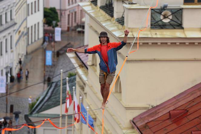   Urban Highline Festival 2023 w Lublinie. Slacklinerzy robią cuda na linach!