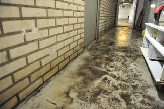 Zalany garaż przy Ząbkowskiej. Mieszkańcy mają dość problemu, który ciągle powraca 