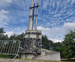 Pomnik w Dolinie Śmierci w Fordonie jest w opłakanym stanie. Jeden z kłosów wygląda na ułamany, a teren jest ogrodzony taśmą