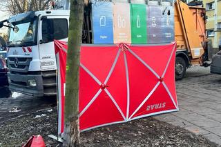 Emerytka zmiażdżona przez śmieciarkę w Warszawie. Na ulicy została plama krwi