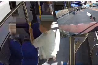 Seniorka upada, bo rowerzysta wjeżdża pod koła autobusu! Drastyczne nagranie [FILM]