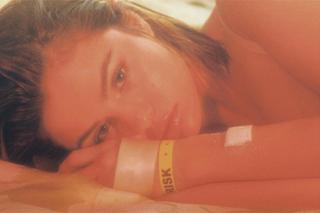 Selena Gomez z bandażem płacze na zdjęciu promującym Bad Liar. Co jej się stało?