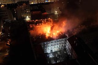 Wielka akcja strażaków w centrum dzielnicy. Stara kamienica zapłonęła jak pochodnia. Ogień było widać z kilku kilometrów