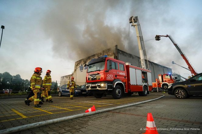 Pożar akumulatorowni na poddaszu zakładu przetwórstwa drobiu w Kawle