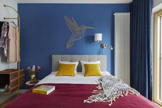 Ściana za łóżkiem – inspiracje: motyw w formie malunku lub naklejki