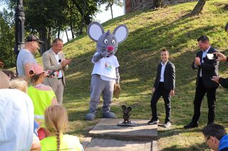 Teraz nie tylko Bydgoszcz ma swoje myszki. Pierwsza figurka uśmiechniętego gryzonia stanęła w Kruszwicy, pod Mysią Wieżą