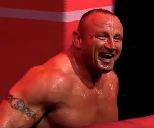 Będziecie się turlać ze śmiechu, gdy zobaczycie jakiej komórki używał Mariusz Pudzianowski. Ale staroć!