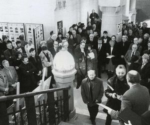 Kraków. Na schodach architekci Witold Zieliński i Wojciech Kozioł odbierają dyplom z rak Jacka Lenarta, przewodniczacego jury krakowskiej edycji