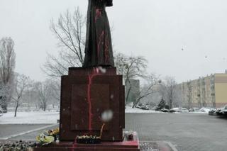 Pomnik Jana Pawła II w Stalowej Woli oblany czerwoną substancją 