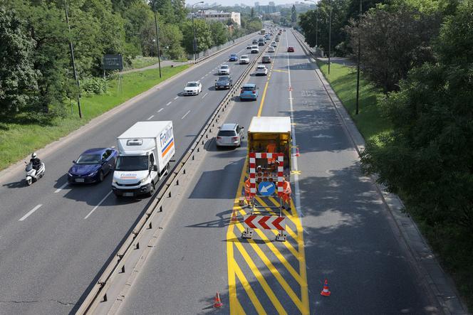 Trasa Łazienkowska stanęła. Drogowcy rozpoczęli remont