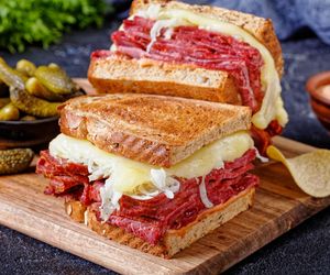 Kanapka Reuben to idealny pomysł na sycący lunch. Amerykanie ją kochają