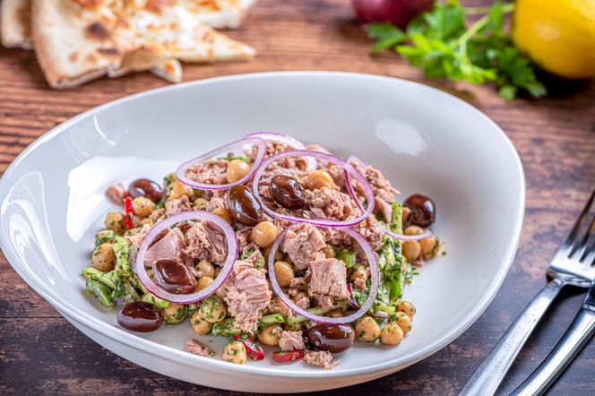 Sałatka portugalska – tuńczyk i ciecierzyca w pysznej kombinacji