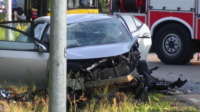 Potworna czołówka pod Legionowem. Roztrzaskane auto dachowało, są ranni