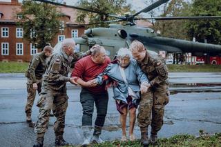Śmigłowiec Mi-8 podczas powodzi