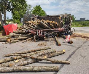 Tragiczny wypadek pod Giżyckiem. W zderzeniu skody z ciężarówką zginęła 66-latka [ZDJĘCIA]