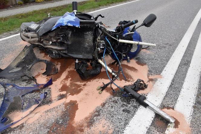 Gromnik. 23-letni motocyklista UDERZYŁ w bariery energochłonne. Wylądował kilkadziesiąt metrów od maszyny