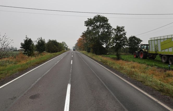 Bus wbił się w tył przyczepy traktora! O krok od tragedii na DK 62