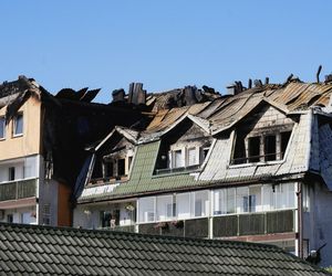  Zniszczenia bloku mieszkalnego po pożarze w Ząbkach