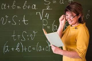 Ile to jest 200:20x(8x4)-4!=? Przez nieuwagę możesz łatwo się pomylić 