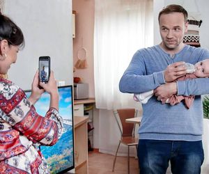 	Pierwsza miłość odc. 4031. Janek (Maciej Mikołajczyk), Lilka (Sylwia Sokołowska), ich córka Pola