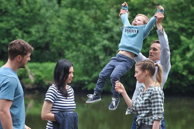 M jak miłość, odcinek 1459: Iza (Adriana Kalska), Marcin (Mikołaj Roznerski), Aga, (Ina Sobala), Olek (Maurycy Popiel), Szymek (Staś Szczypiński), Maja (Laura Jankowska)