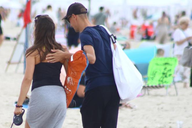 Piotr Żyła i Marcelina Ziętek na plaży