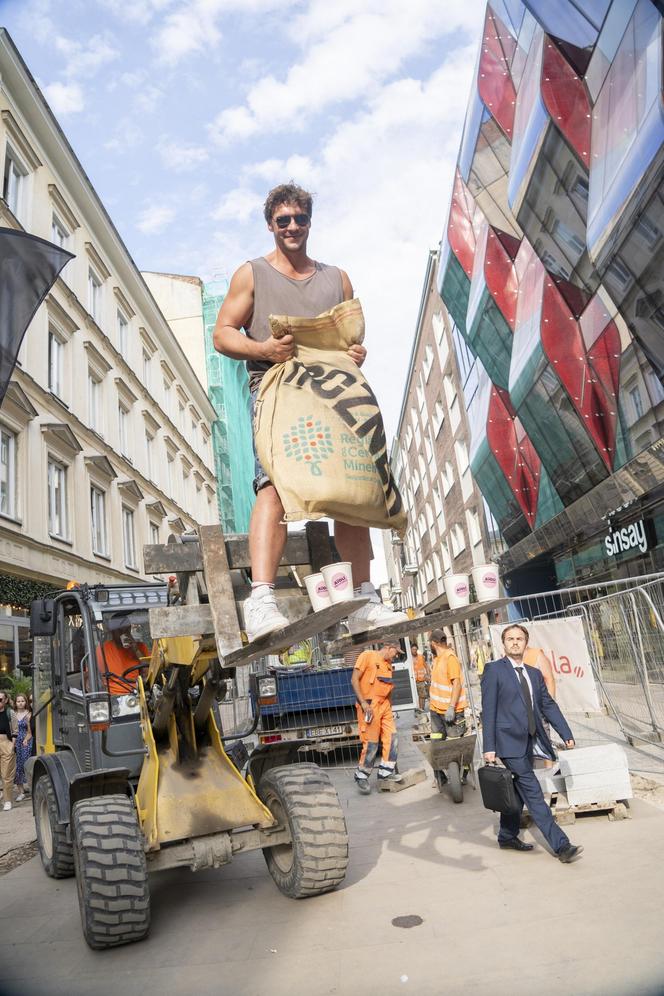 Tak Mikołaj Roznerski bawi się w centrum Warszawy. Prawdziwe z niego "ciacho"!