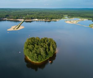 Gdzie nad zalew w Świętokrzyskiem? 10 najlepszych propozycji na wypad nad wodę 