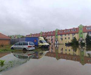 Zagrożenie powodziowe. Głuchołazy. Woda przelała się przez wały. Zalewa miasto