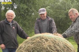 Rolnicy. Podlasie. Andrzej z Plutycz zwozi bele do stodoły. Musi się śpieszyć